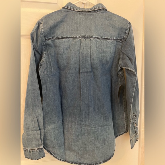 Floral embroidered button up Denim Shirt
Color: SLOWPOKE WASH - Picture 3 of 4